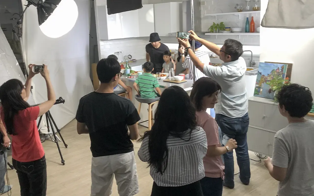 ASUS蔬果洗淨偵測器以模擬家庭生活的方式拍攝產品介紹影片