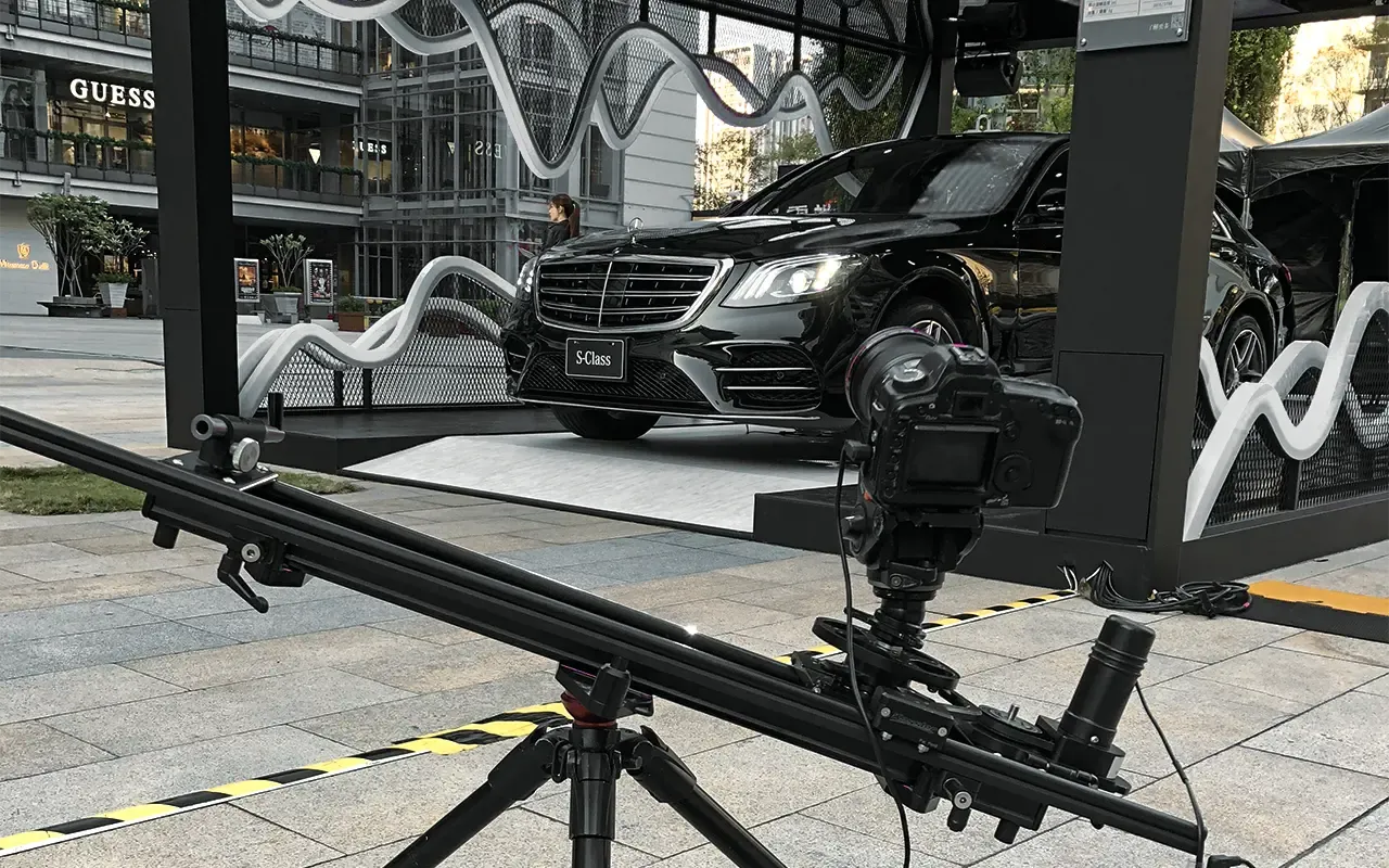 Mercedes-Benz新車發表結合場景佈置和品牌大使導覽的影片拍攝現場